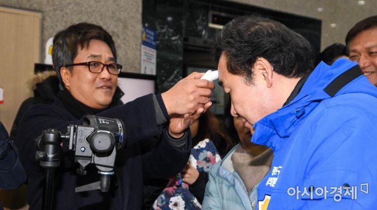 [포토]열검사 받는 이낙연 전 국무총리