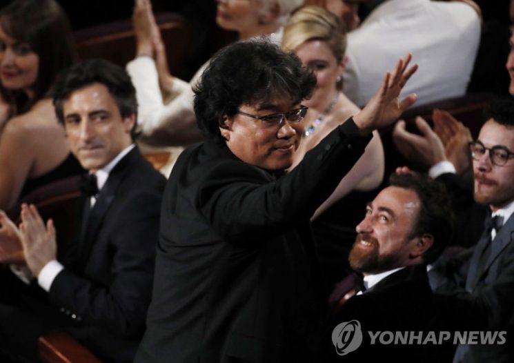 여야 '기생충' 찬사 한 목소리 "한국의 쾌거 넘어서" "기념비적 사건"