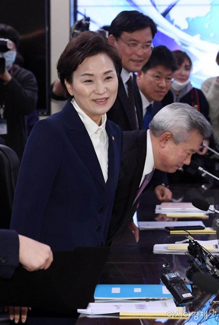 [포토] 간담회 참석하는 김현미 장관