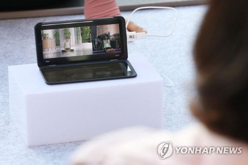 지난 11일 서울 중구 밀레니엄힐튼호텔에서 열린 'LG V50S ThinQ'(5G 스마트폰 씽큐) 출시 기념 고객 초청 행사에서 한 참석자가 홈 트레이닝 코칭 서비스를 체험하고 있다/사진=연합뉴스