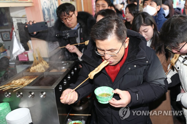 먹고 또 먹고 정치인은 배고픕니다…'먹방'의 정치학