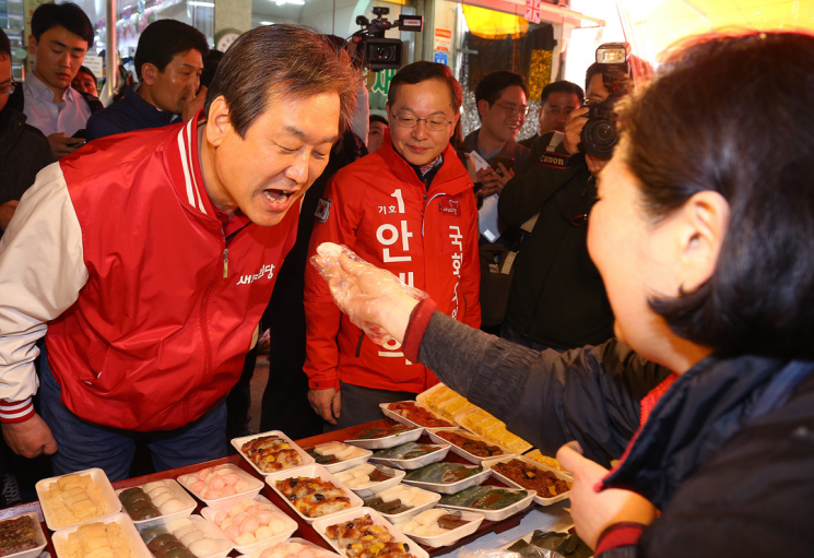 먹고 또 먹고 정치인은 배고픕니다…'먹방'의 정치학