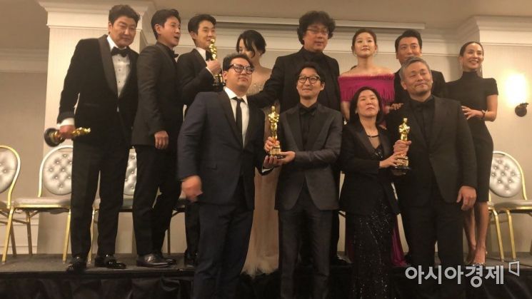[여기는 LA]"당황스럽습니다" '기생충' 봉준호→최우식, 감격의 수상소감