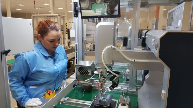LS전선 폴란드 공장에서 직원이 전기차 배터리용 부품을 점검하고 있다.