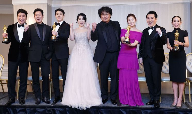 [여기는 LA]"신기한 경험"…'기생충' 봉준호, 오스카 4관왕 유의미한 피날레(인터뷰)