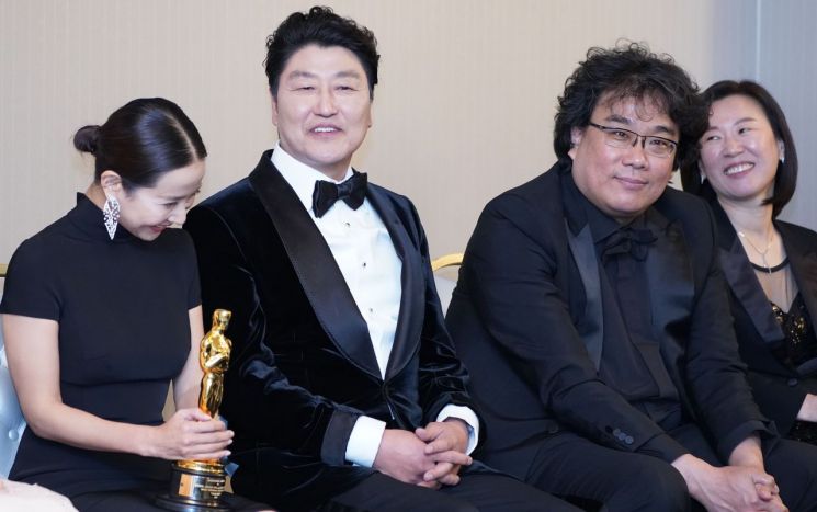 [여기는 LA]"신기한 경험"…'기생충' 봉준호, 오스카 4관왕 유의미한 피날레(인터뷰)