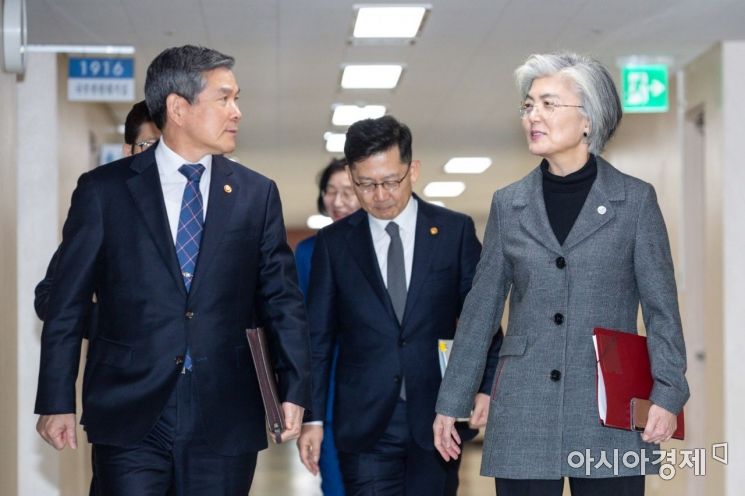 정경두 국방부 장관과 강경화 외교부 장관이 11일 서울 종로구 정부서울청사에서 세종청사와 영상회의로 진행된 국무회의에 참석하기 위해 회의실에 들어서고 있다./강진형 기자aymsdream@