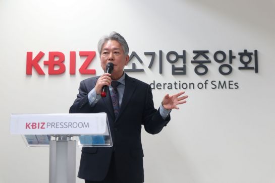 이명복 산내들에스엠 대표가 11일 서울 여의도 중소기업중앙회에서 '소성 산호 분말'을 이용한 제품에 대해 이야기하고 있다.