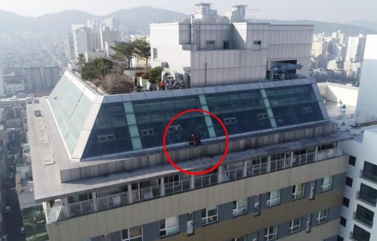 119구조대원들이 드론을 이용해 구조 작업을 하고 있다./사진=부천소방서 제공 [이미지출처=연합뉴스]