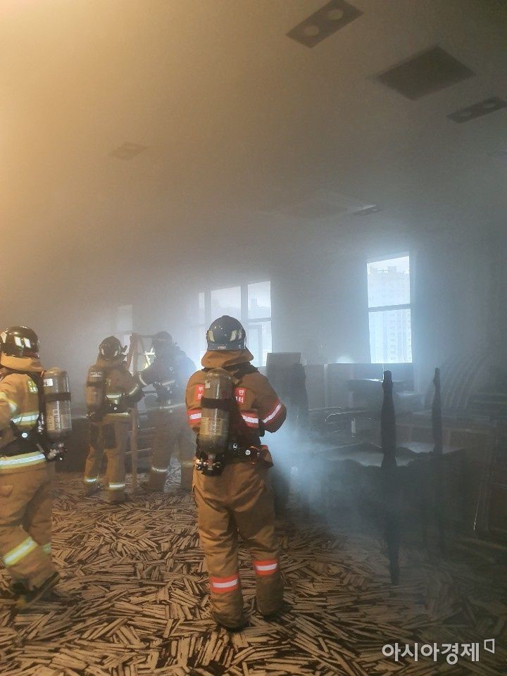 11일 부산 영도구의 한 호텔 2층 조리실에서 불이 나 내부가 연기로 가득 차 있다.(사진=부산소방재난본부)