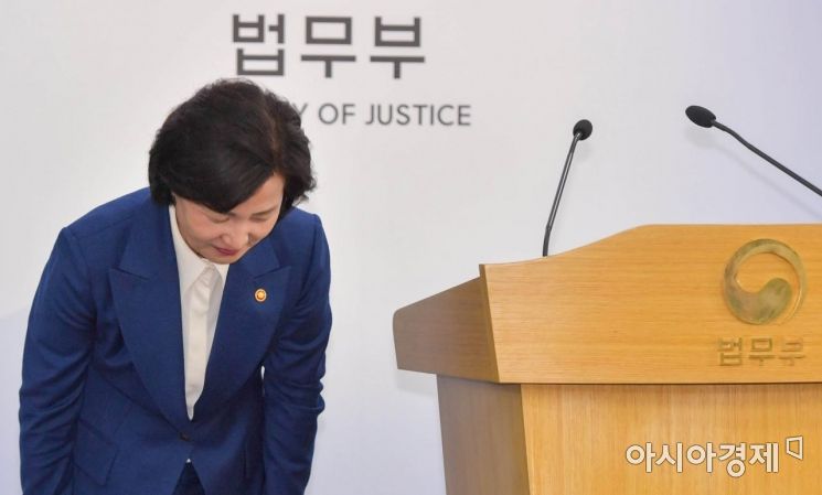 [포토]기자간담회 앞서 인사하는 추미애 법무부 장관