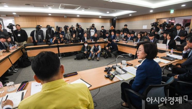 추미애 법무부 장관이 11일 경기 정부과천청사에서 열린 기자간담회에 참석해 취재진 질문에 답하고 있다./과천=강진형 기자aymsdream@