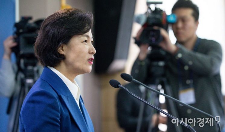 추미애 법무부 장관이 11일 경기 정부과천청사에서 열린 기자간담회에 참석해 모두발언 하고 있다./과천=강진형 기자aymsdream@