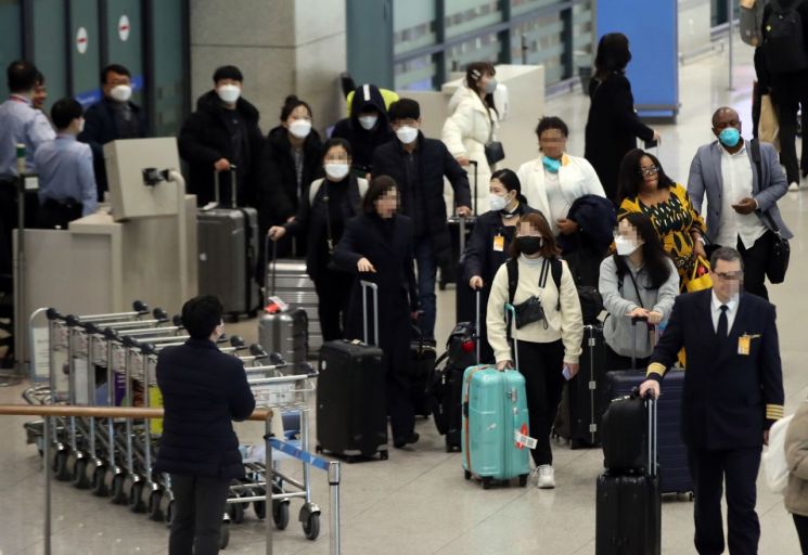 지난 3일 오후 인천국제공항 1터미널에서 입국객들이 마스크를 쓰고 출국장을 나서고 있다/사진=연합뉴스