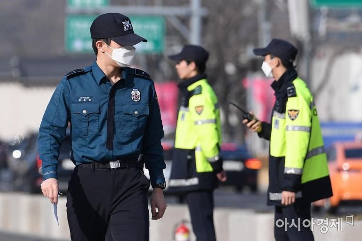 [포토] 외투 벗은 경찰 근무자