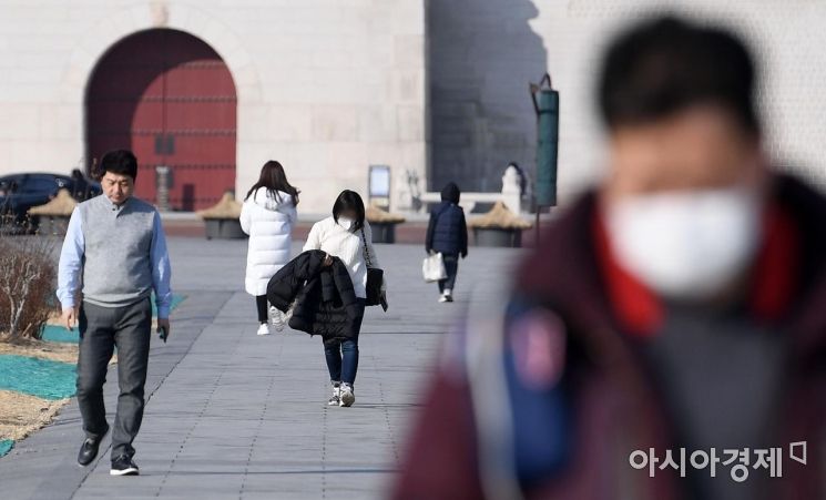 포근한 날씨를 보인 11일 서울 광화문광장에서 시민들이 두터운 외투 대신 가벼운 옷차림을 하고 있다./김현민 기자 kimhyun81@