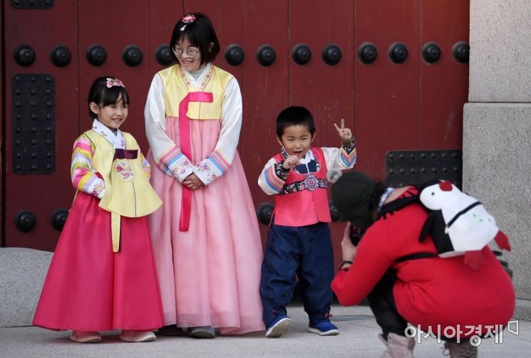 [포토] 포근한 날씨 즐기는 관광객