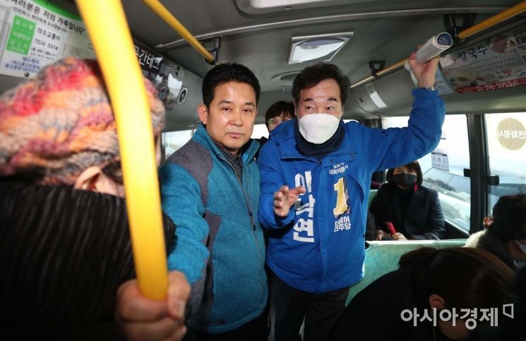 [포토]평창동 마을버스 탄 이낙연 전 국무총리 