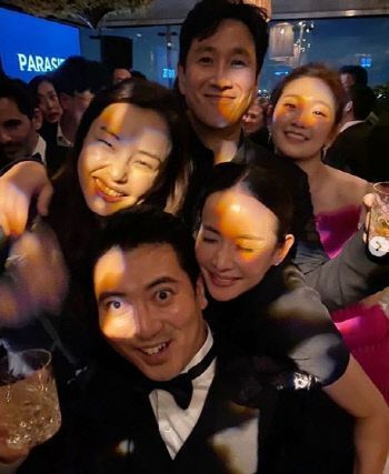 배우 이하늬가 10일(한국 시간) 자신의 인스타그램에 '기생충' 출연 배우들과 함께 찍은 사진을 게재했다/사진=이하늬 인스타그램