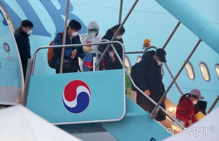중국 후베이성 우한 지역에 체류했던 교민과 중국인 가족들이 12일 서울 김포국제공항에 도착해 대한항공 전세기에서 내리고 있다./김현민 기자 kimhyun81@