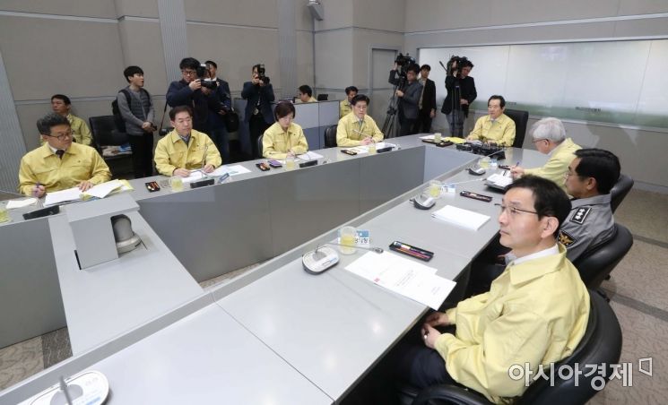정세균 국무총리 주재 신종 코로나바이러스 감염증 대응 중앙사고수습본부 회의가 12일 정부서울청사 중앙재난안전상황실 서울상황센터에서 열리고 있다. /문호남 기자 munonam@