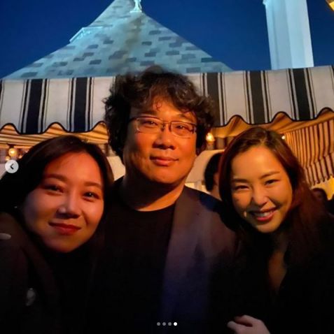 배우 공효진이 11일(한국 시간) 자신의 인스타그램에 이하늬, '기생충' 감독 봉준호와 함께 찍은 사진을 게재했다/사진=공효진 인스타그램