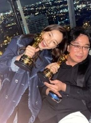 배우 이하늬가 10일(한국 시간) 자신의 인스타그램에 '기생충' 감독 봉준호와 트로피를 들고 있는 사진을 게재했다/사진=이하늬 인스타그램