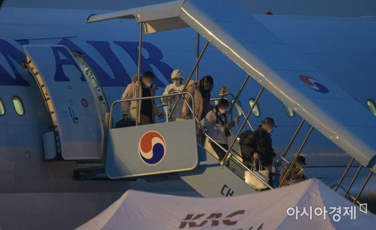 중국 후베이성 우한에서 3차 전세기를 통해 귀국한 교민들이 지난 12일 오전 김포공항에 도착해 이동하고 있다./2020.02.12./공항사진기자단