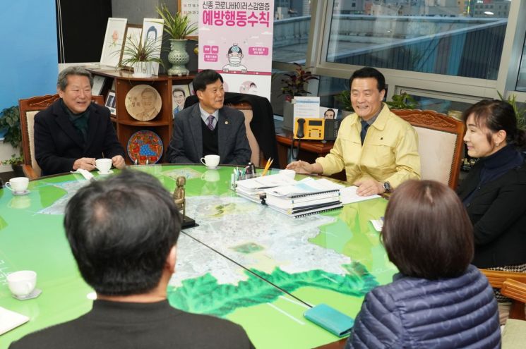 10일 성북구청장실에서 열린 성금전달식에서 이승로 성북구청장(민방위복 착용)과 한국공인중개사협회 성북구지회 및 구 관계자들이 환담을 나누고 있다.