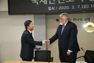 김해시가 국제안전도시 공인을 받았다. 지난 7일 총평회에서 허성곤 시장(왼쪽)과 데일 핸슨 공인센터 의장이 악수하고 있다. /김해시