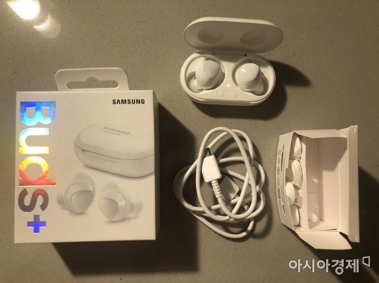 갤럭시버즈+는 이어폰과 케이스, USB-C 타입 케이블, 여분의 이어캡 등으로 구성돼있다.