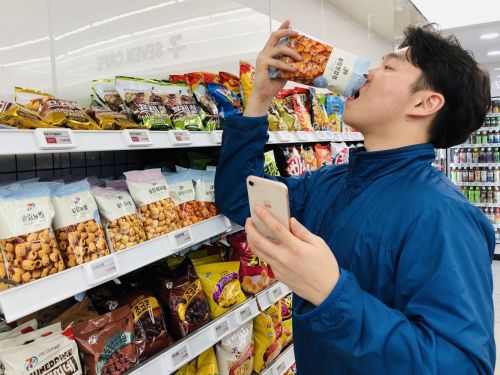 "스마트폰 보면서 한 입"…세븐일레븐, '원핸드 스낵' PB 3종 출시