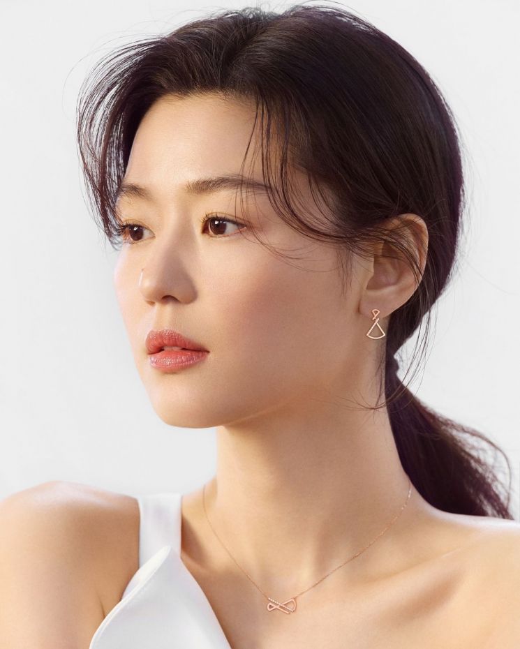 전지현, 사랑에 빠진 눈빛(with. 스톤헨지)