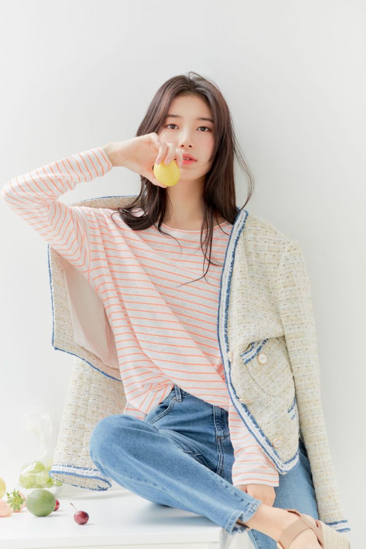 수지, 청바지 하나로 여친룩 완성