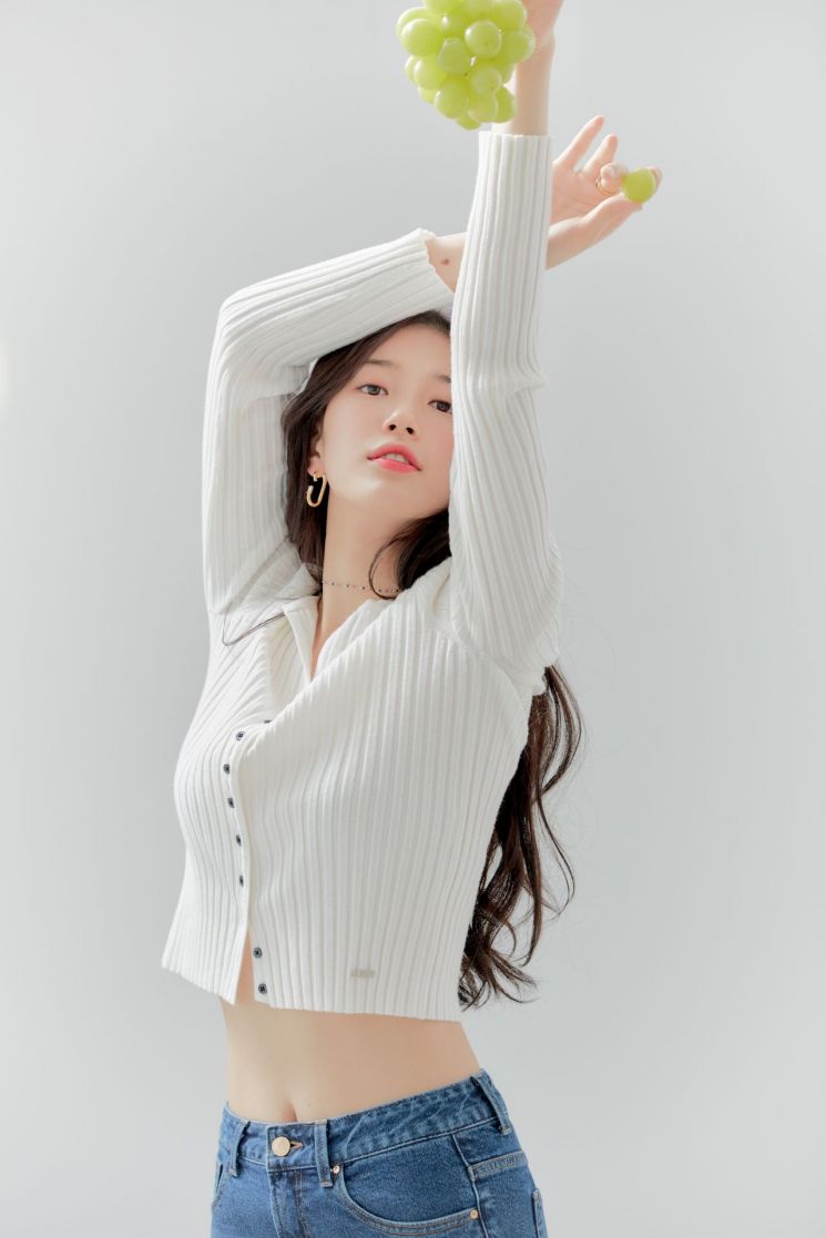 수지, 청바지 하나로 여친룩 완성