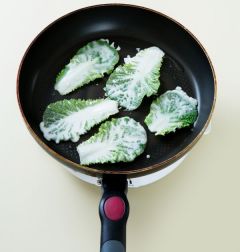 4. 팬을 달구어 식용유를 두르고 봄동을 넣어 앞뒤로 노릇하게 지져 초고추장을 곁들인다.
(Tip 봄동 지지는 법:중간불에서 기름을 넉넉히 두르고 앞뒤로 노릇노릇하게 1-2분정도 지져준다.)