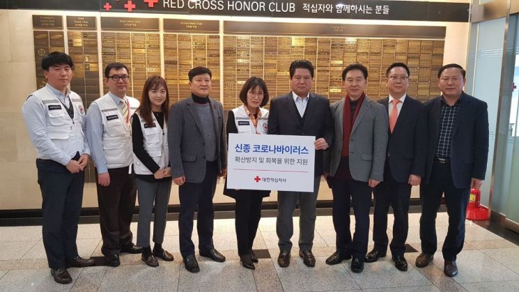 더불어민주 송파갑지역委  코로나19 피해 지역 지원 위해 성금 전달