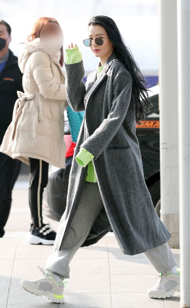 가수 황보 공항패션