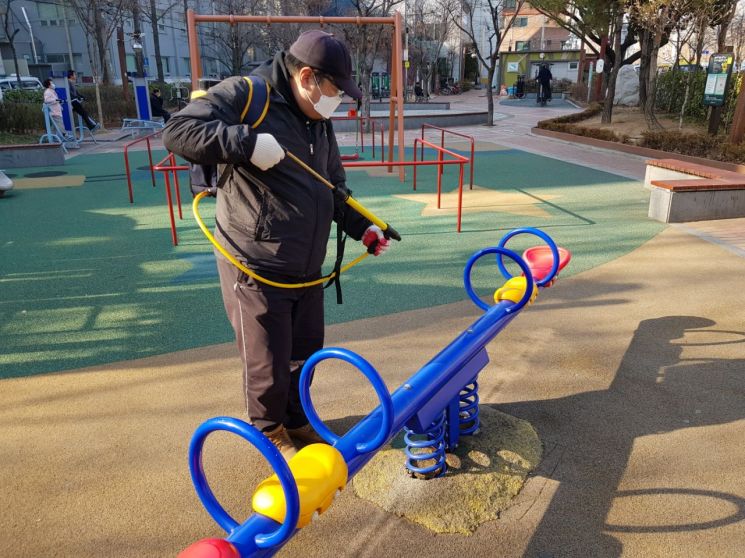 코로나19 지역 확산 방지!...성북구 어린이공원·마을쉼터 특별방역