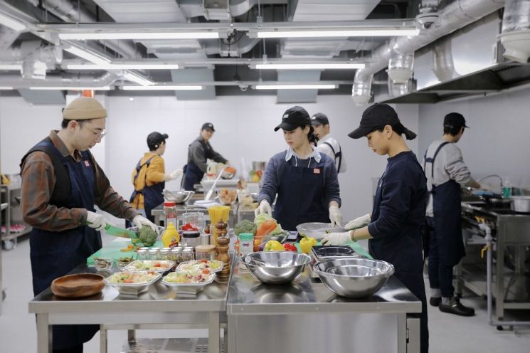 공유주방에 입점한 소자본 창업자들이 위쿡 송파지점에서 음식을 조리하고 있다.