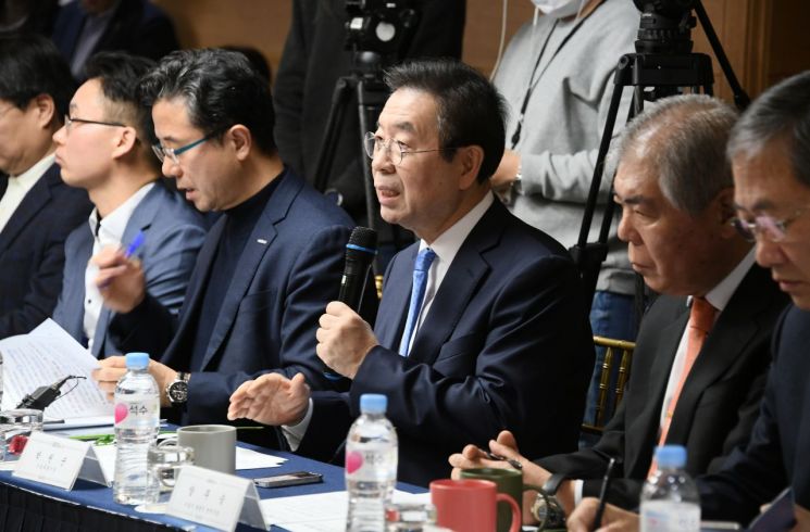 박원순 서울시장은 서울 중구 장충단로 서미트호텔에서 여행업계, 숙박업, 유관기관 등 관계자들과 함께 코로나19 극복을 위한 간담회를 개최했다. 박 시장이 인사말을 하고 있다. (제공=서울시)