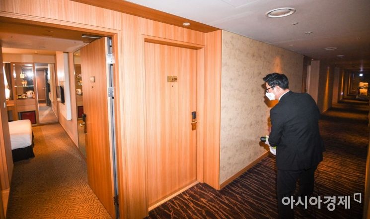 [포토]호텔 내부 방역 활동