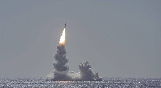 12일(현지시간) 캘리포니아 샌디에이고 앞바다에서 오하이오급 전략핵잠수함 메인함이 잠수함발사탄도미사일(SLBM) ‘트라이던트2’를 시험발사 하고 있다. (미 해군태평양사령부 제공)