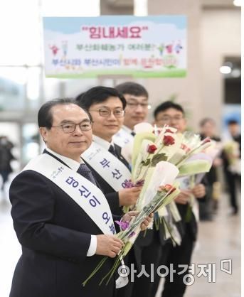 14일 오거돈 부산시장이 ‘부산 화훼농가 꽃 나눔, 보듬이 장터’ 행사에서 시민과 직원들에게 사랑의 마음을 담은 꽃을 전달하고 있다.(사진=부산시청)