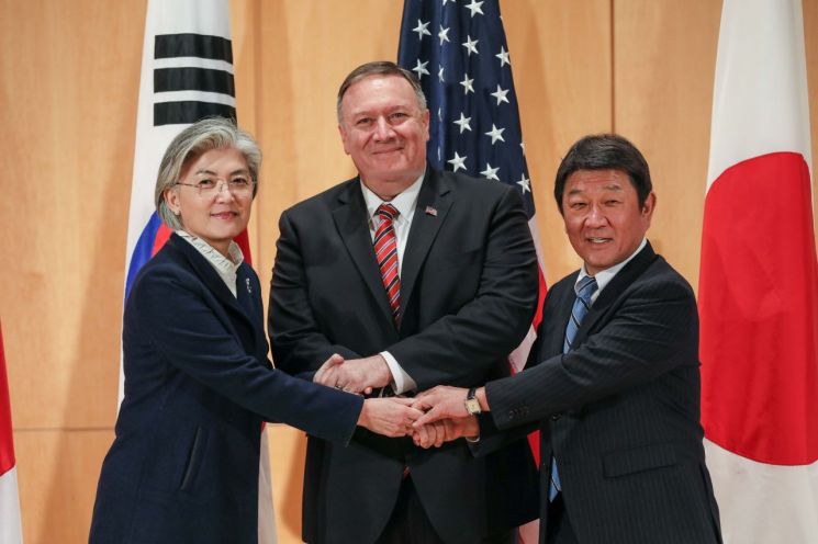 강경화 외교부 장관(왼쪽)과 마이크 폼페이오 미 국무부 장관, 모테기 도시미쓰 일본 외무상