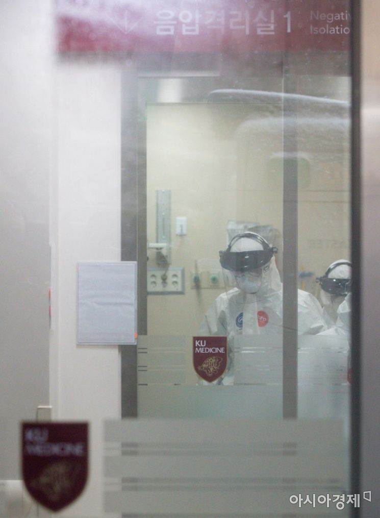 16일 코로나19 29번 환자가 다녀간 서울 성북구 고려대학교병원 응급실을 폐쇄 조치 내린 뒤 방역에 들어가고 있다./강진형 기자aymsdream@