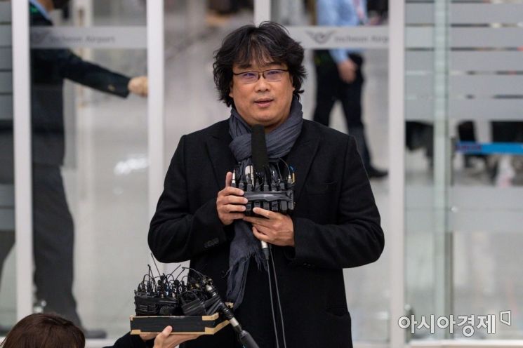 영화 '기생충'으로 오스카상 4관왕을 달성한 봉준호 감독이 16일 인천국제공항 제2여객터미널을 통해 귀국하고 있다./영종도=강진형 기자aymsdream@
