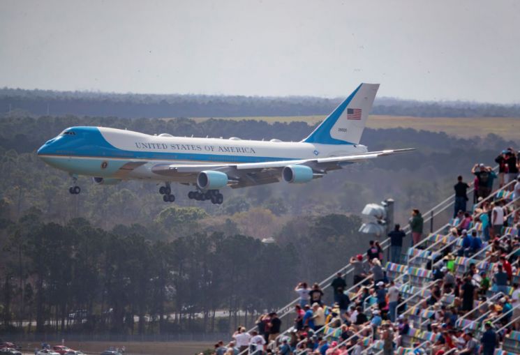 트럼프 대통령의 전용기가 데이토나500 관중석 옆으로 착륙하고 있다. [이미지출처=로이터연합뉴스]