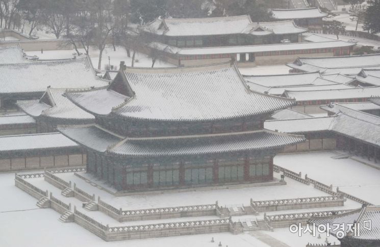 전국 곳곳에 눈이 내린 17일 서울 종로구 경복궁이 하얗게 변해 있다. /문호남 기자 munonam@