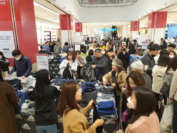 [포토] 롯데百·아울렛 “쇼핑은 롯데에서 하세요”